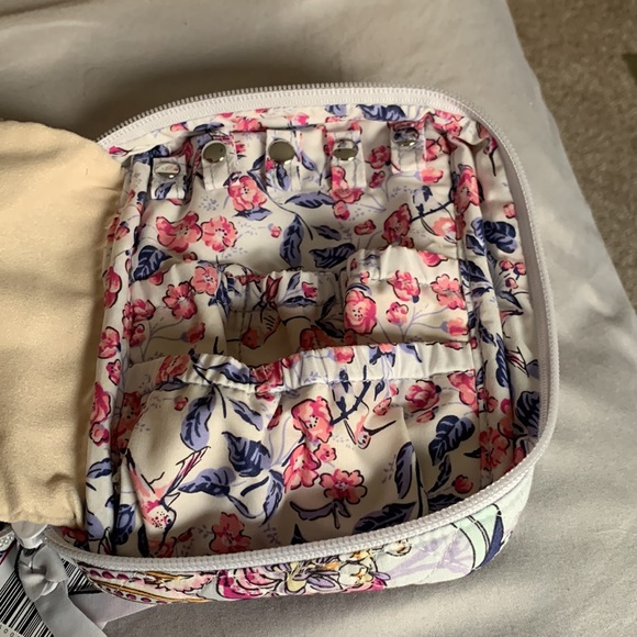 Vera Bradley jewelry folio. Brand new paid $55, tag still on the bag. - Picture 5 of 6